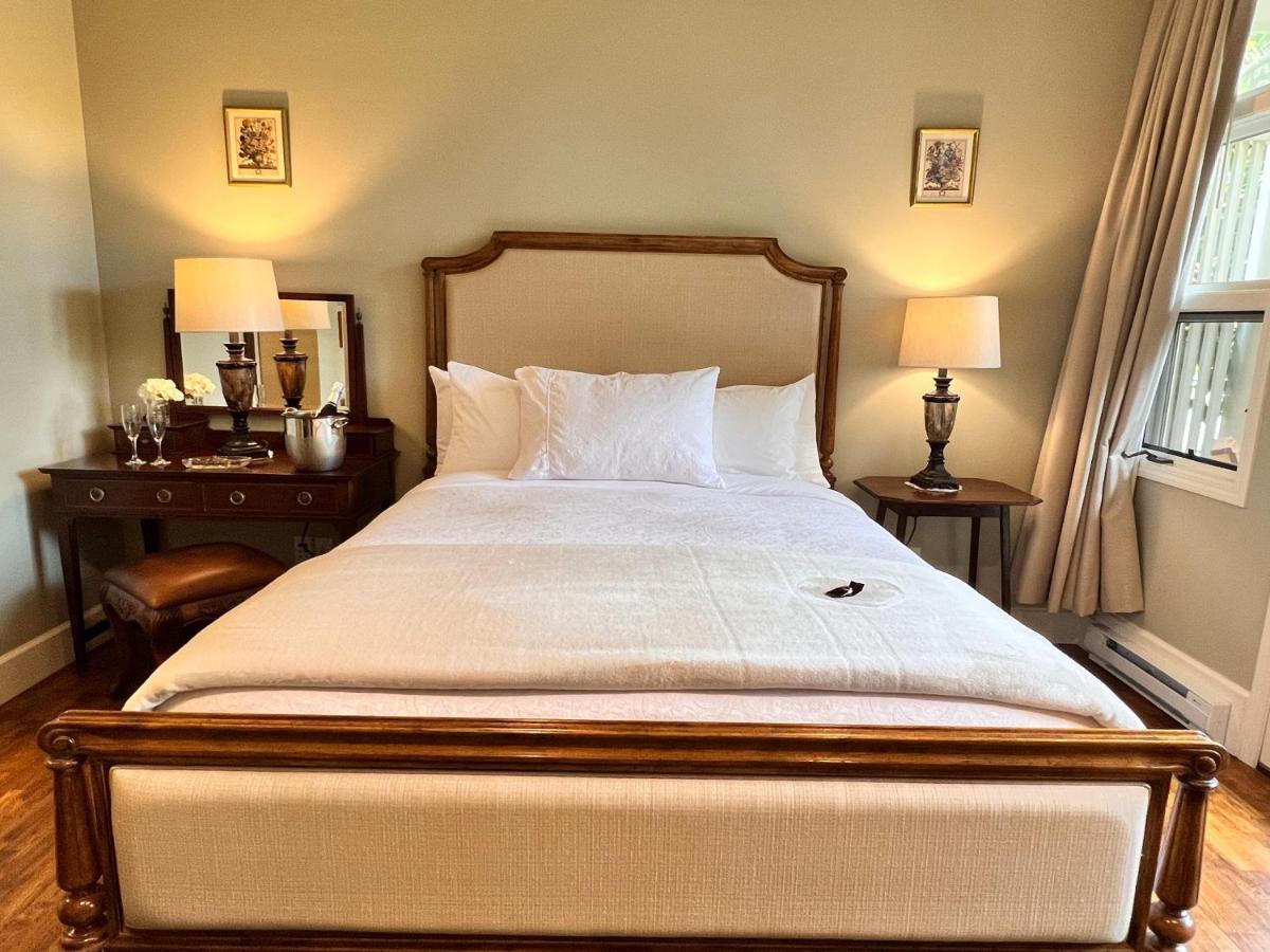 Woodstone Manor Inc. Hotel Sturdies Bay Eksteriør billede